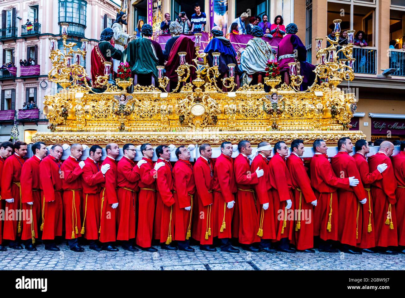 Hommes portant un flotteur pendant Semana Santa (semaine Sainte), Malaga, Andalousie, Espagne. Banque D'Images
