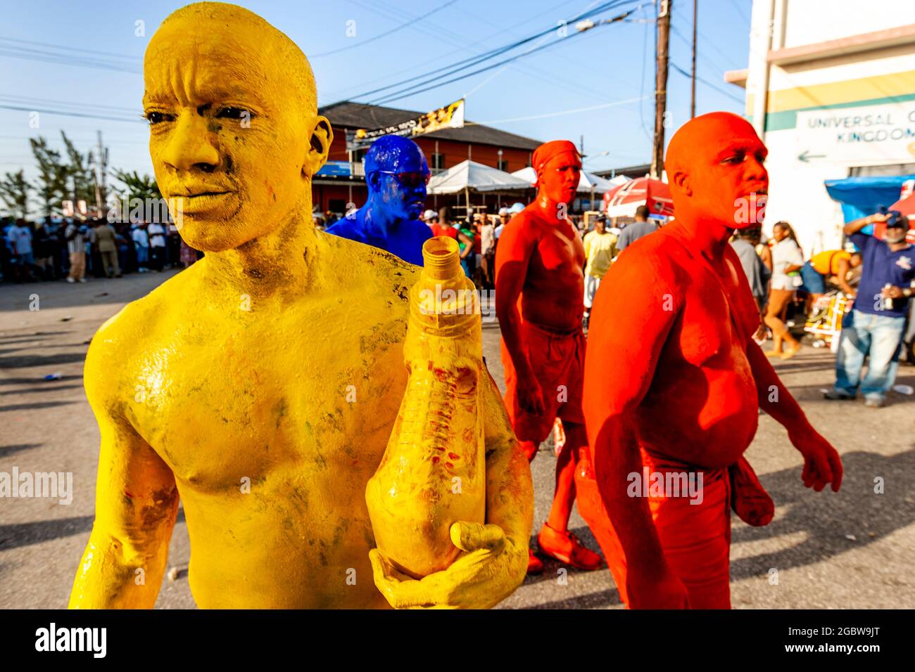 Hommes portant la peinture de corps pendant le carnaval à Port of Spain, Trinidad. Banque D'Images