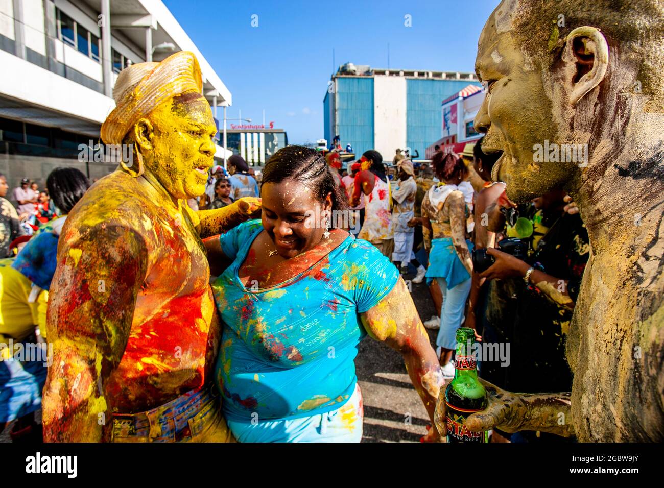 Les gens dansant dans les rues pendant le Carnaval, Port d'Espagne, Trinidad. Banque D'Images