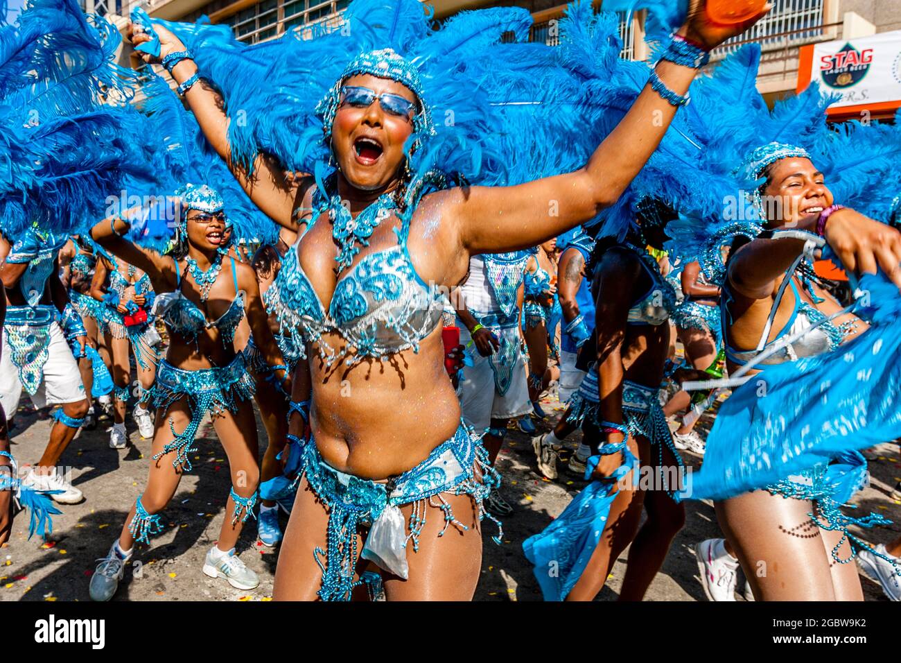 Les habitants dansant dans les rues pendant le Carnaval, Port of Spain, Trinidad. Banque D'Images