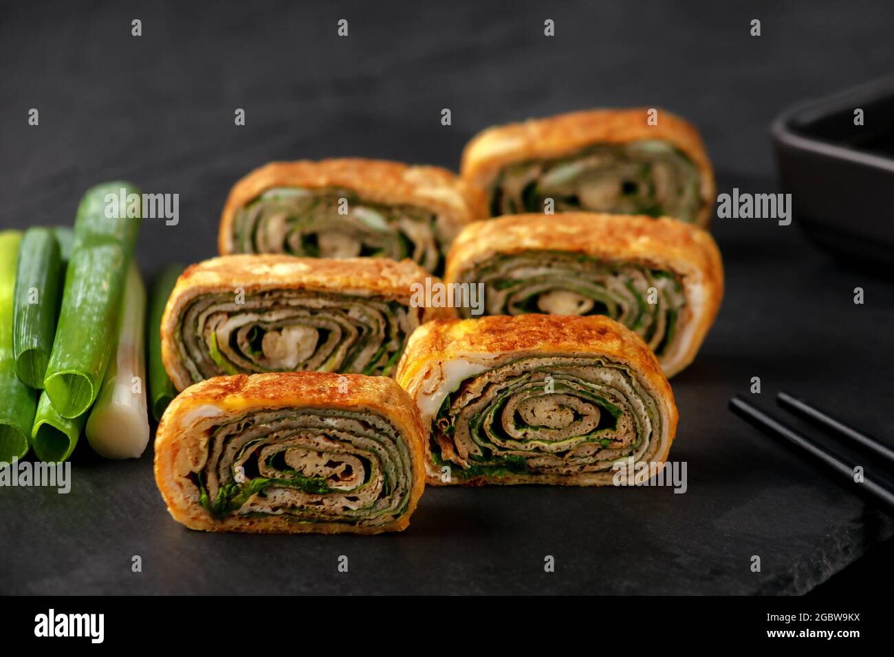 Cuisine japonaise. Tamagoyaki - omelette japonaise, roulé plusieurs couches d'œufs frits Banque D'Images