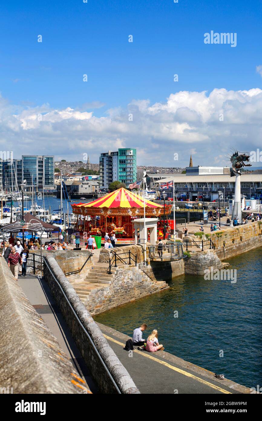 The Barbican à Plymouth, Devon, Royaume-Uni. Vue sur le port de Sutton avec les marches Mayflower vues en face du carrousel victorien. Banque D'Images