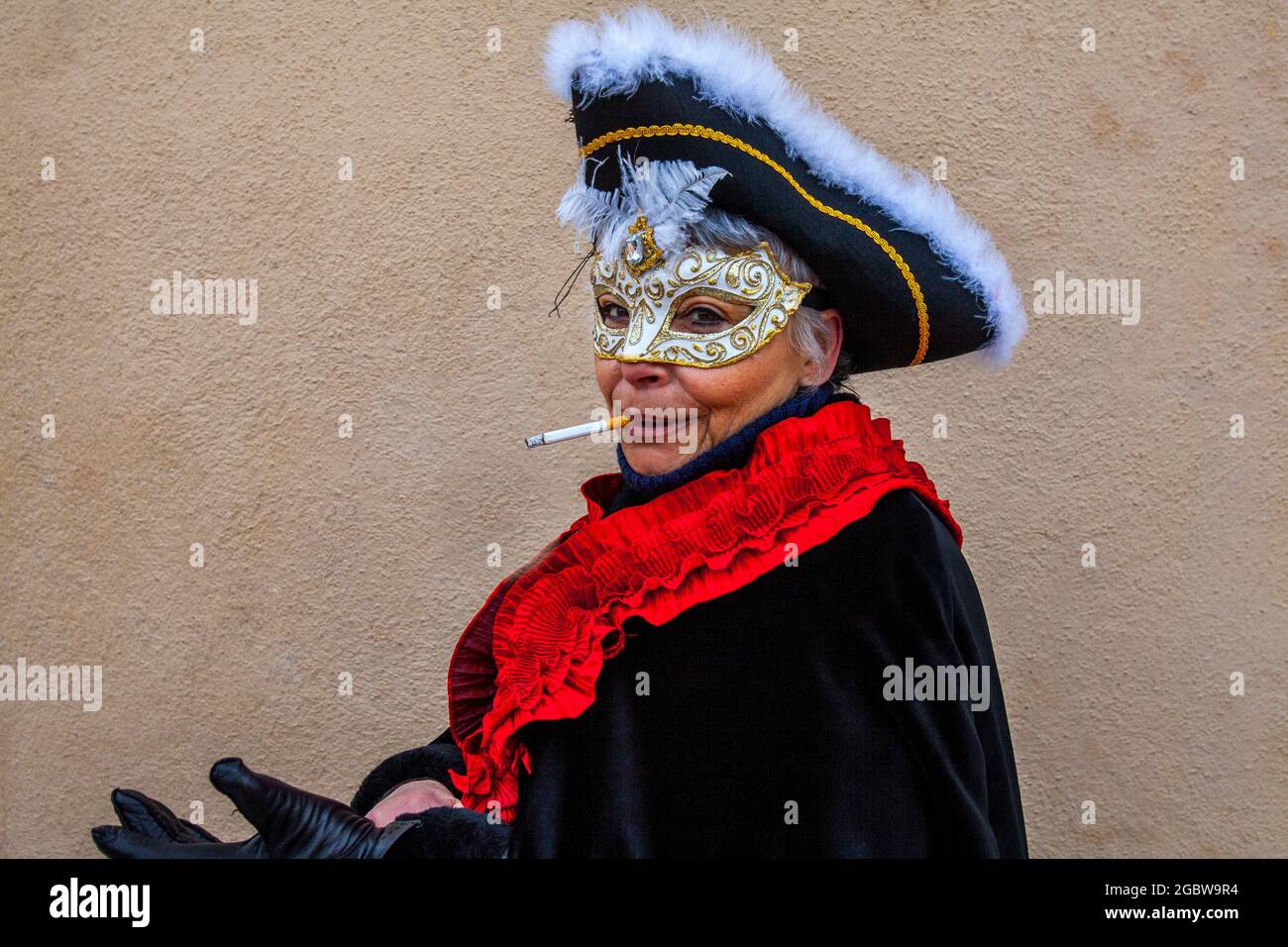 Une femme en costume fumoir UNE cigarette pendant le Carnaval de Venise,  Burano, Venise, Italie Photo Stock - Alamy