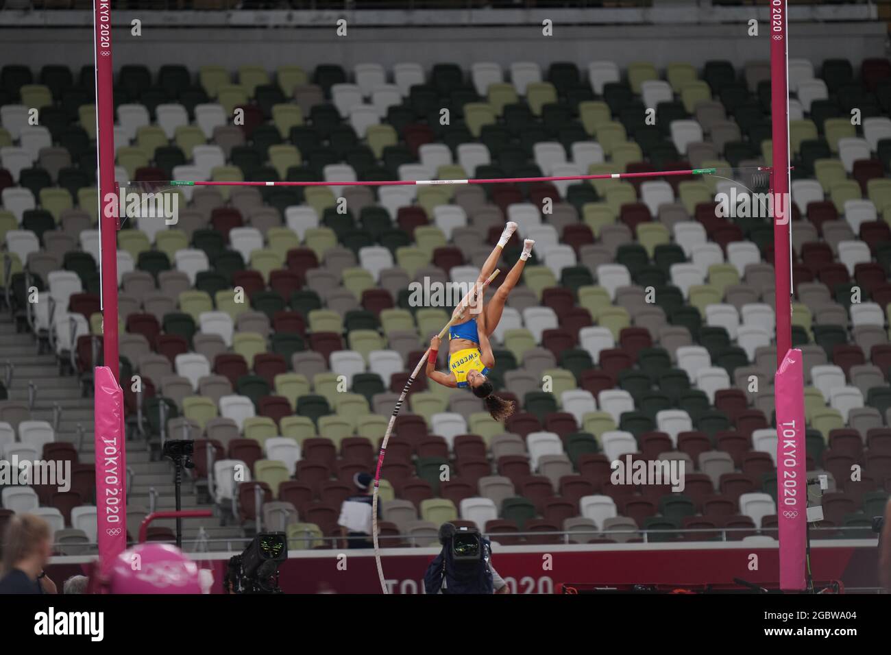 Tokyo, Japon. 5 août 2021 ; Stade olympique, Tokyo, Japon : Tokyo 2020 Jeux Olympiques d'été jour 13 ; finale de la voûte polaire de Womens ; BENGTSSON Angelica prend son prochain saut Banque D'Images