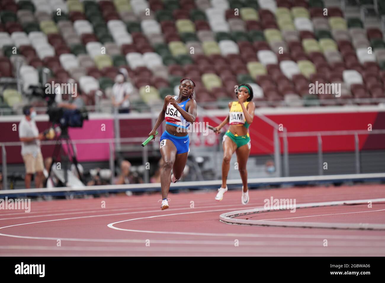 Tokyo, Japon. 5 août 2021 ; Stade olympique, Tokyo, Japon : Tokyo 2020 Jeux Olympiques d'été jour 13 ; équipe USA et équipe Jamaïque puissance pour se qualifier dans les relais 4x400 Banque D'Images