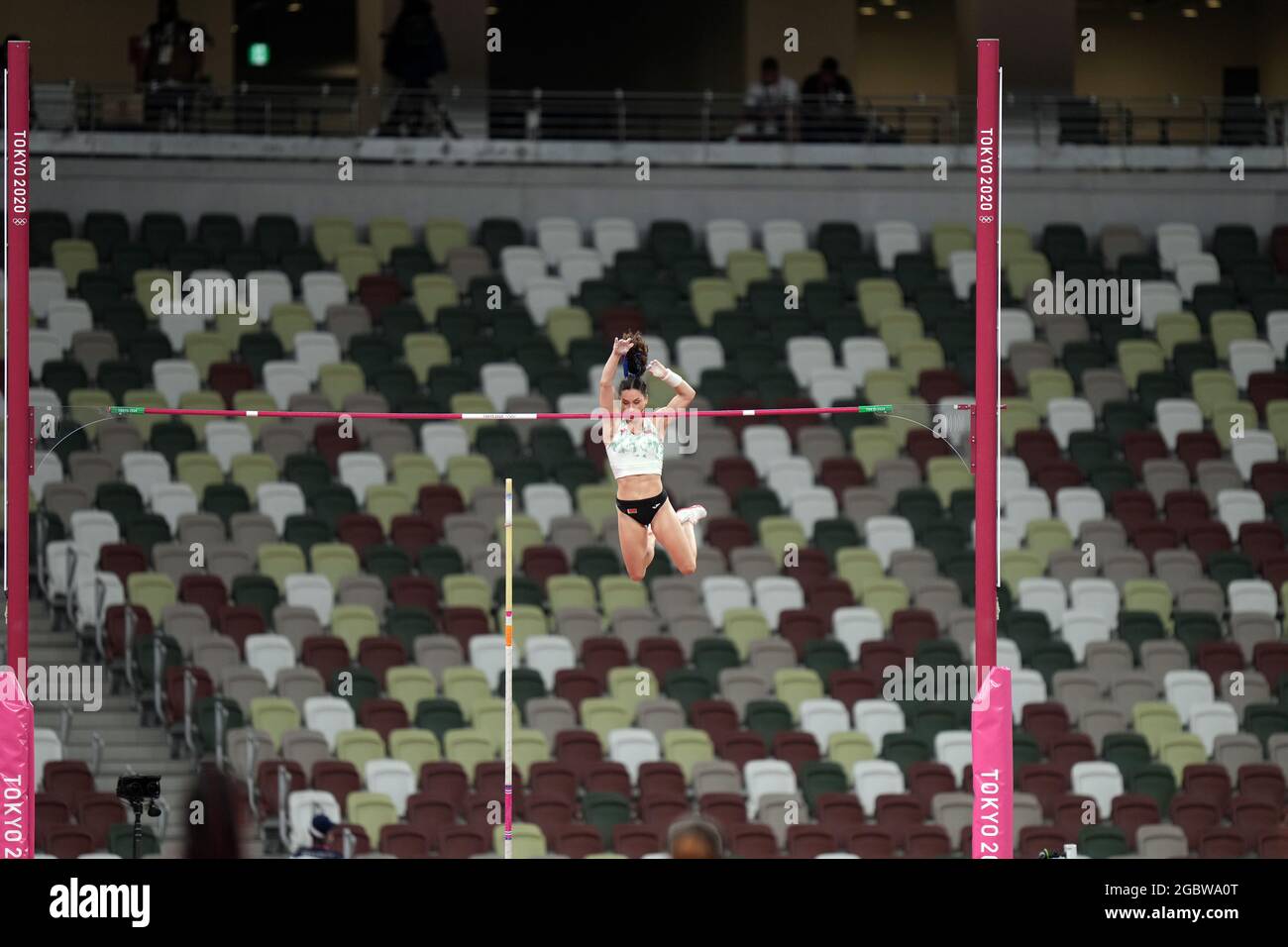Tokyo, Japon. 5 août 2021; Stade olympique, Tokyo, Japon: Tokyo 2020 Jeux Olympiques d'été jour 13; finale de la voûte polaire de Womens, ZHUK Iryna de BLR fait son saut Banque D'Images