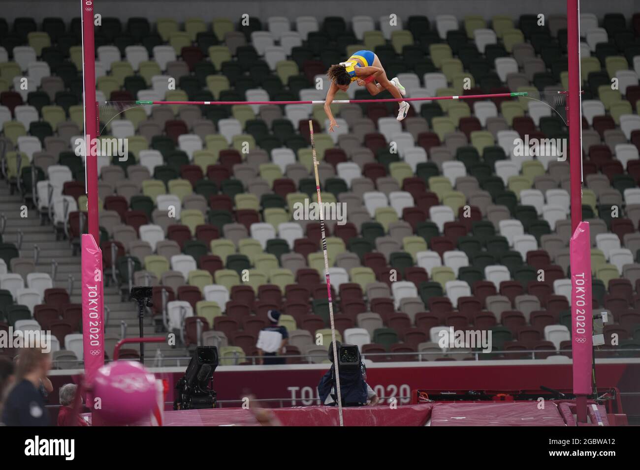 Tokyo, Japon. 5 août 2021 ; Stade olympique, Tokyo, Japon : Tokyo 2020 Jeux Olympiques d'été jour 13 ; finale de la voûte polaire de Womens ; BENGTSSON Angelica prend son prochain saut Banque D'Images
