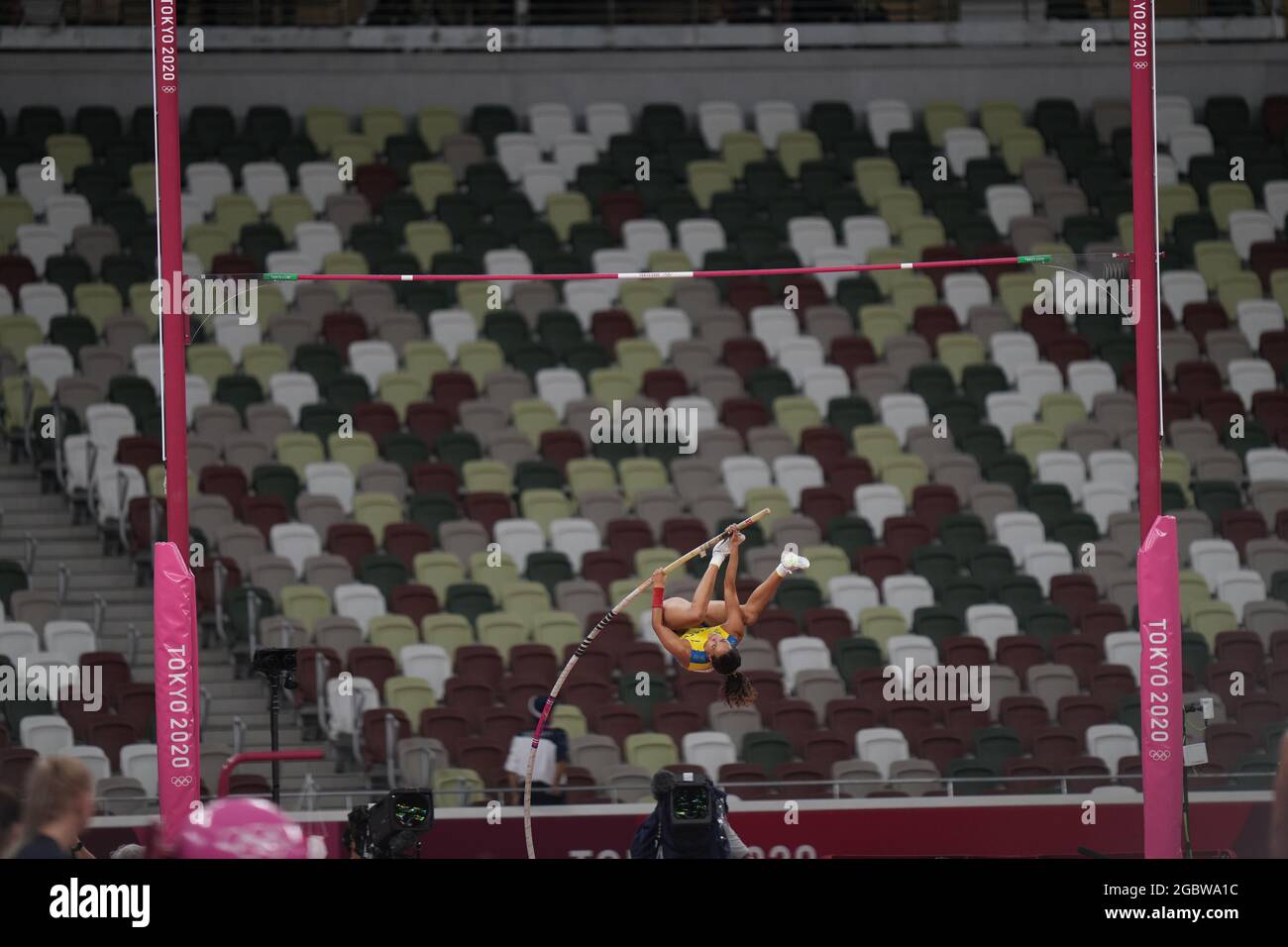 Tokyo, Japon. 5 août 2021 ; Stade olympique, Tokyo, Japon : Tokyo 2020 Jeux Olympiques d'été jour 13 ; finale de la voûte polaire de Womens ; BENGTSSON Angelica prend son prochain saut Banque D'Images