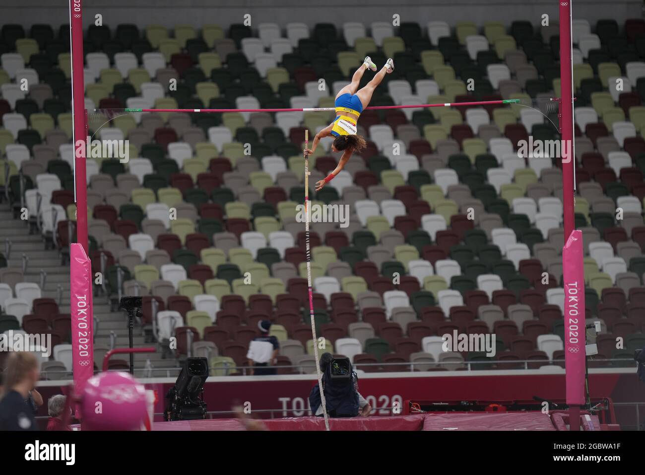 Tokyo, Japon. 5 août 2021 ; Stade olympique, Tokyo, Japon : Tokyo 2020 Jeux Olympiques d'été jour 13 ; finale de la voûte polaire de Womens ; BENGTSSON Angelica prend son prochain saut Banque D'Images