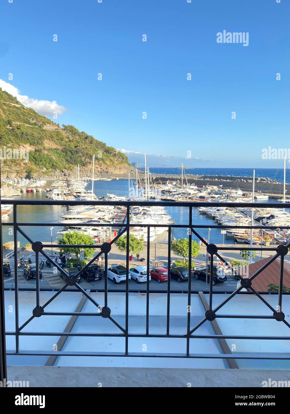 Vue sur Maratea Porto depuis un balcon, Maratea, Basilicate, vacances, marina, paysage marin pittoresque par une journée ensoleillée Banque D'Images