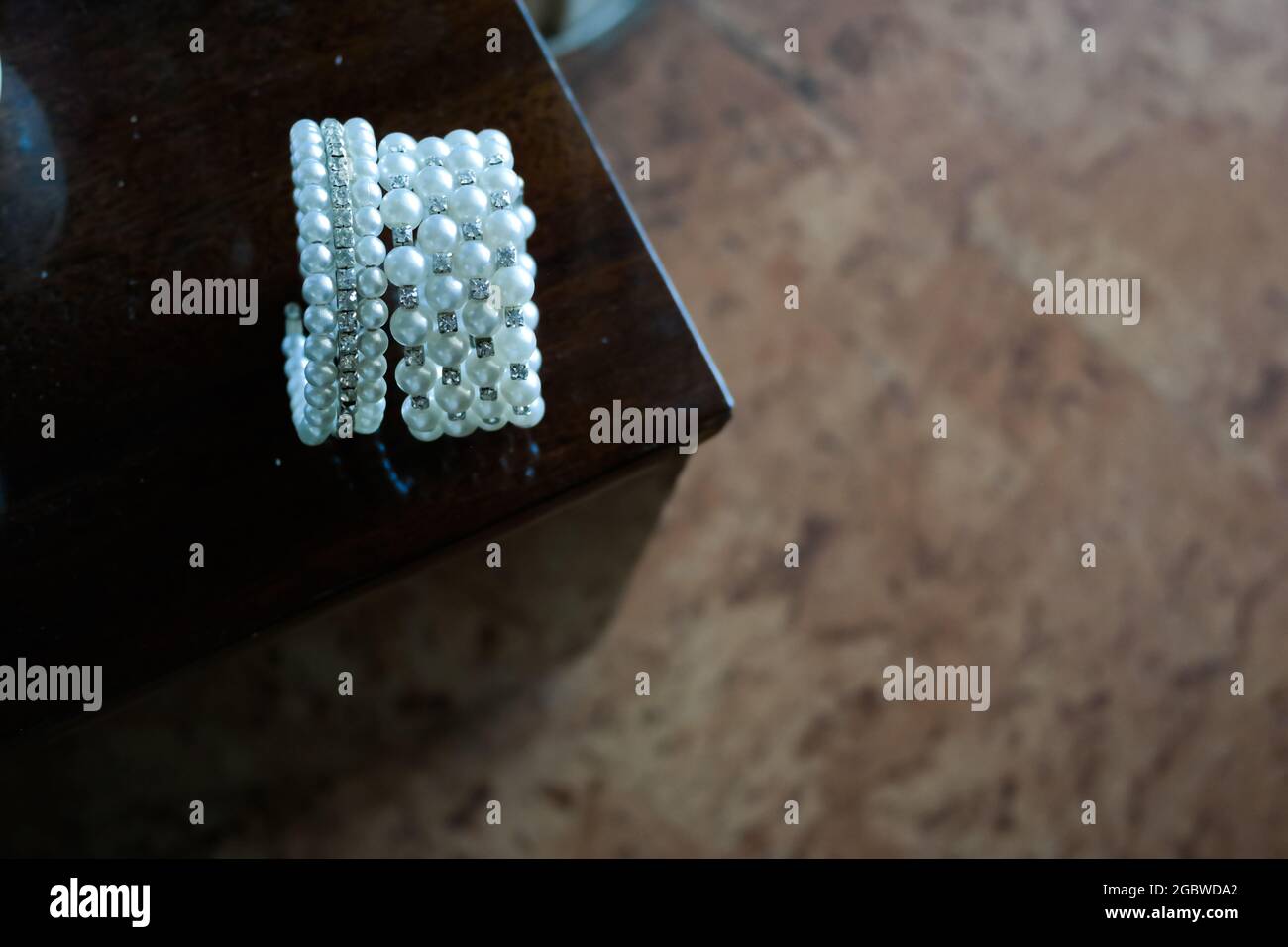 Gros plan de bracelets avec perles blanches sur la table. Vue de dessus. Banque D'Images