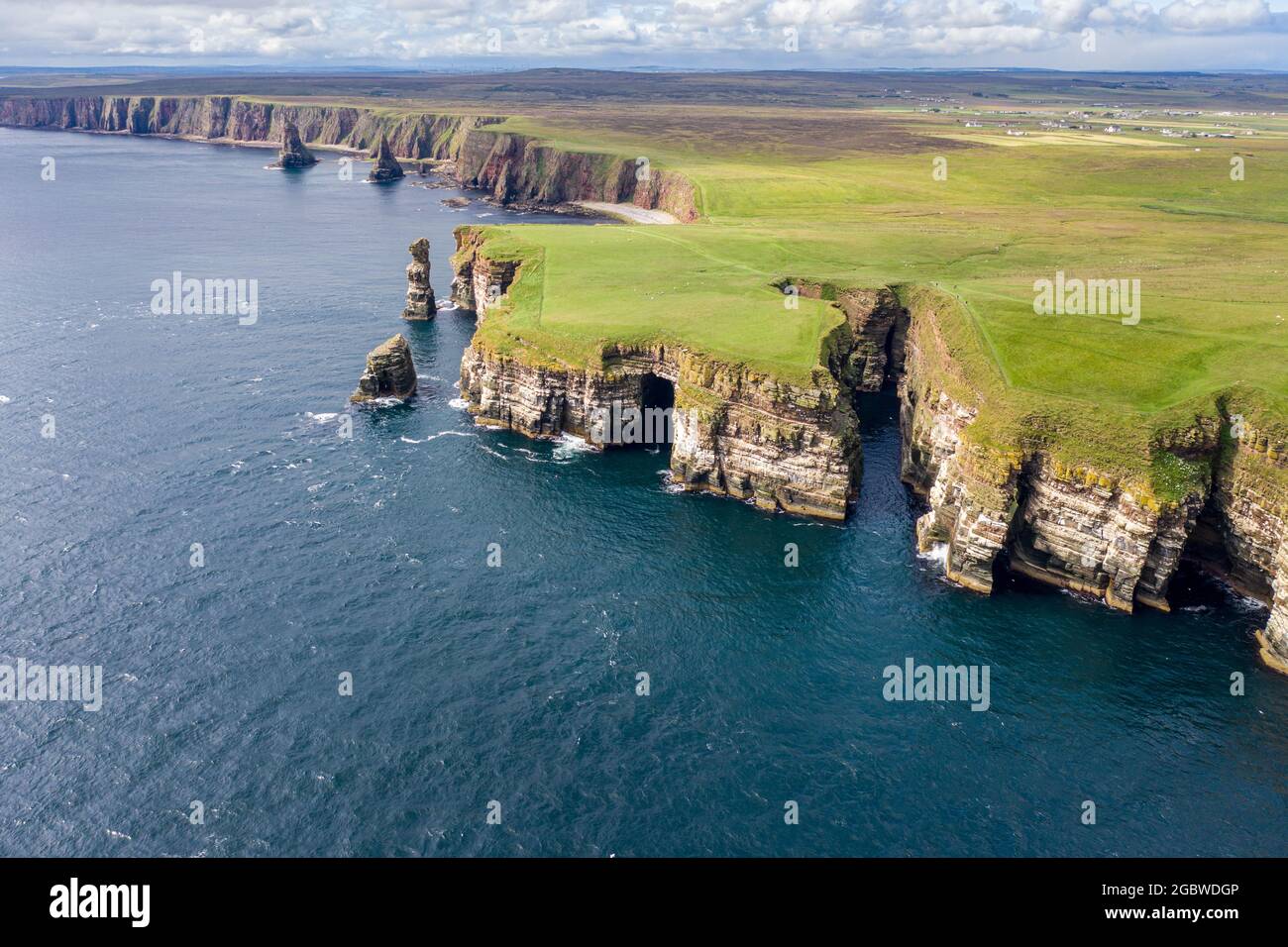 Tir de drone des spectaculaires piles de la mer à Duncansby Head près de John O' Groats en Écosse Banque D'Images