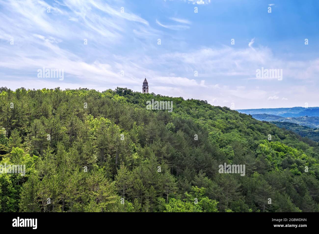 Vue aérienne du clocher montant du village de Brdo, Cépic, Istrie, Croatie Banque D'Images