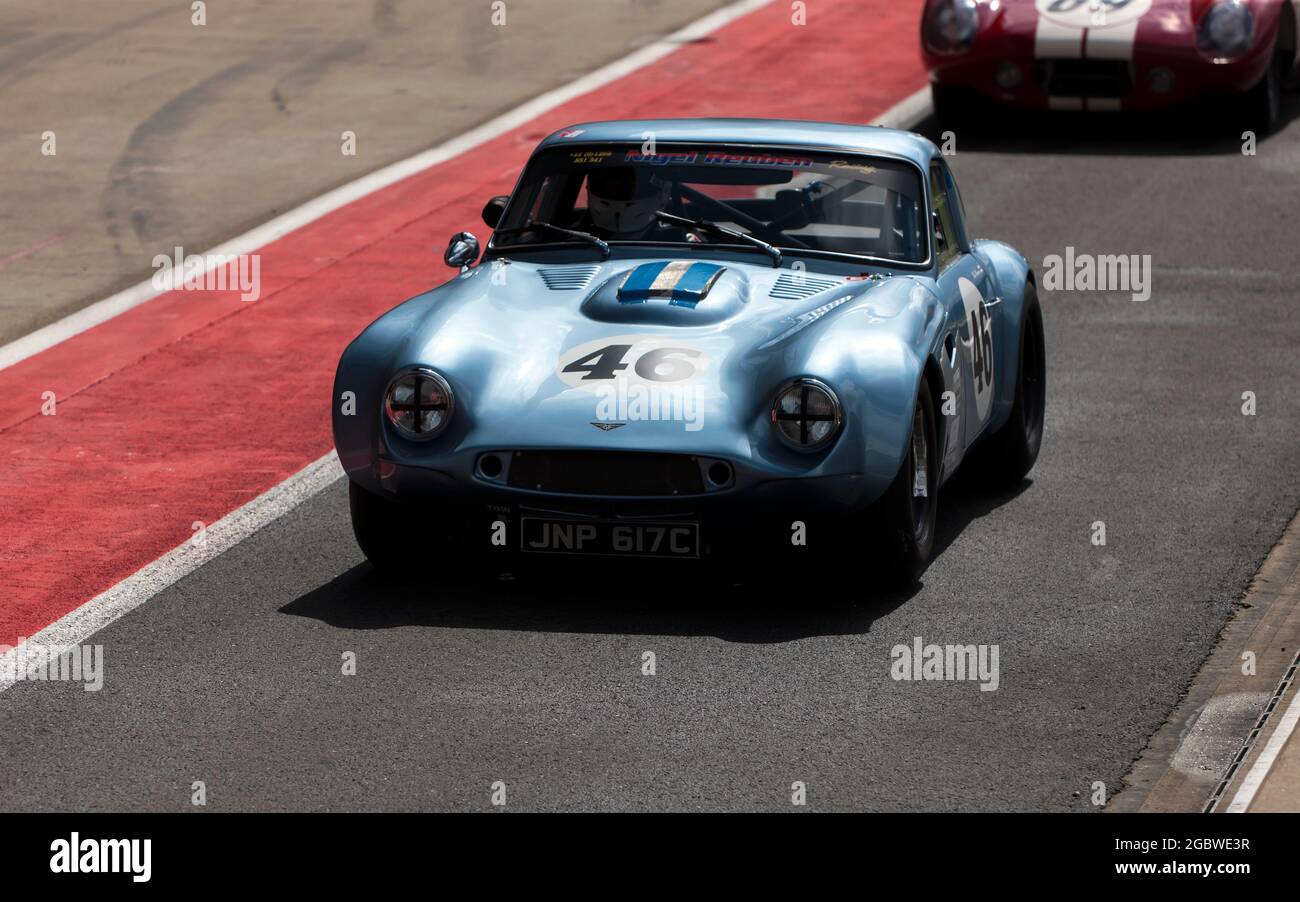 The Blue, TVR Griffith 400 de Mike Whitaker, dans la file de la fosse avant le début du Trophée International pour les voitures GT classiques avant 66 Banque D'Images