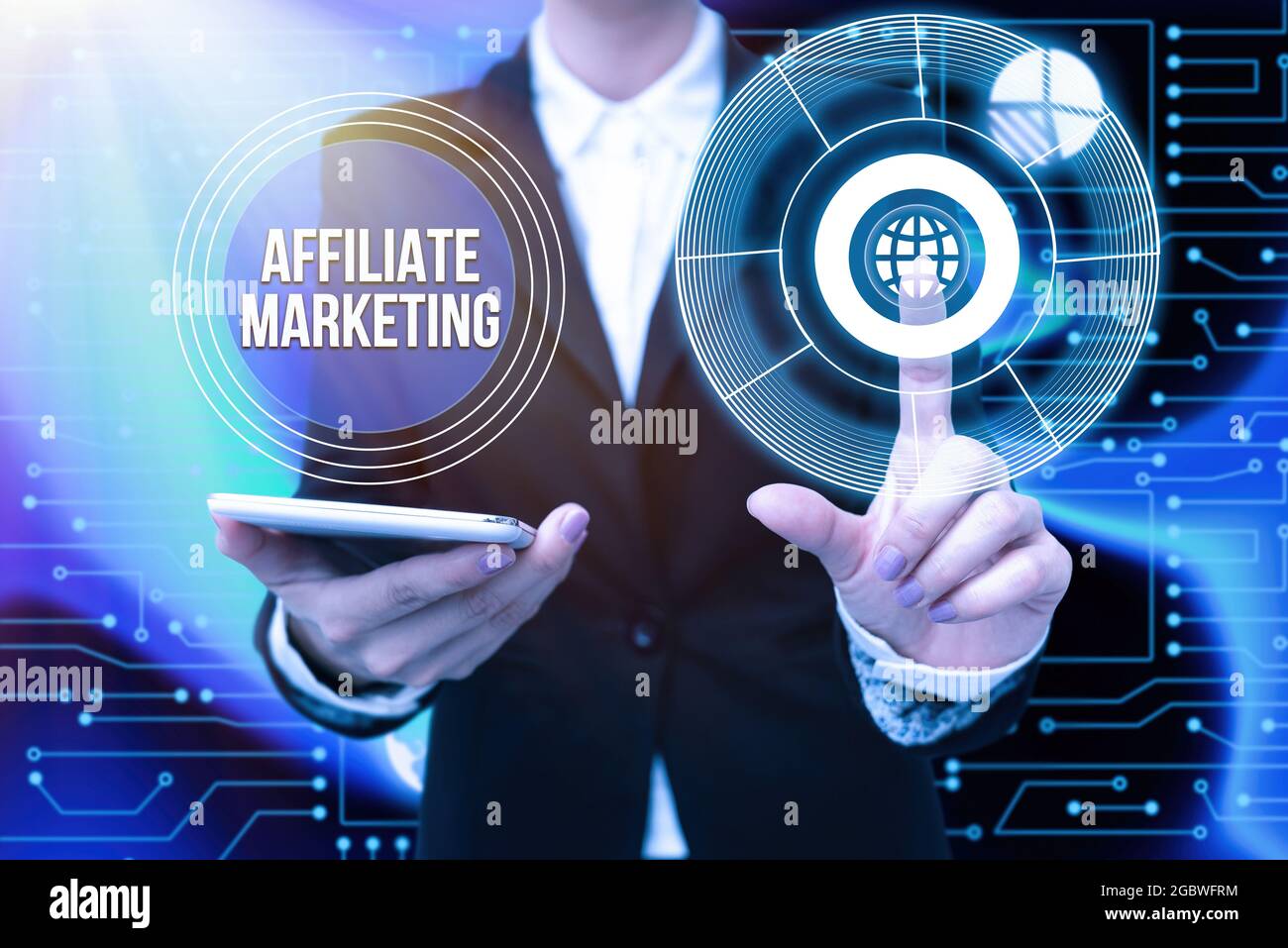 Affiche textuelle montrant le marketing affilié. Les entreprises présentent une rémunération aux éditeurs tiers pour générer des prospects Lady dans Uniform Holding Phone Banque D'Images