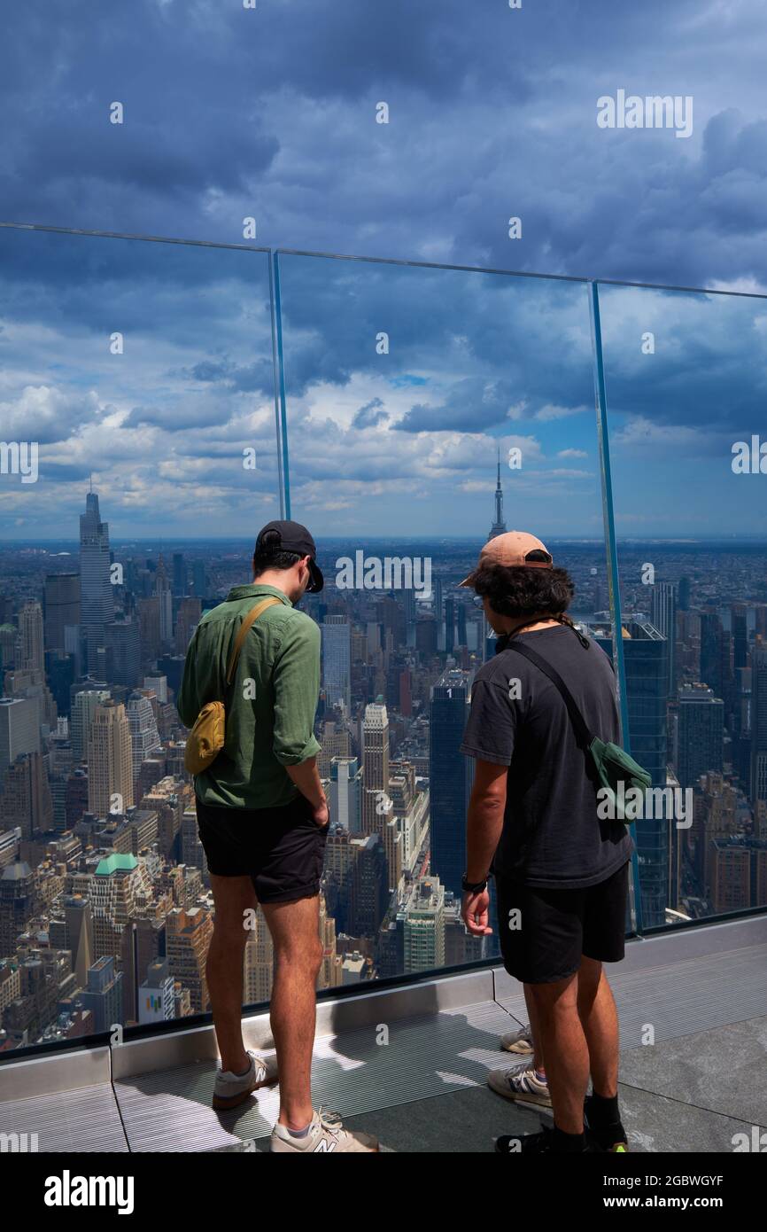 Les touristes observent la vue aérienne de Manhattan depuis le nouveau pont Edge, New York Banque D'Images