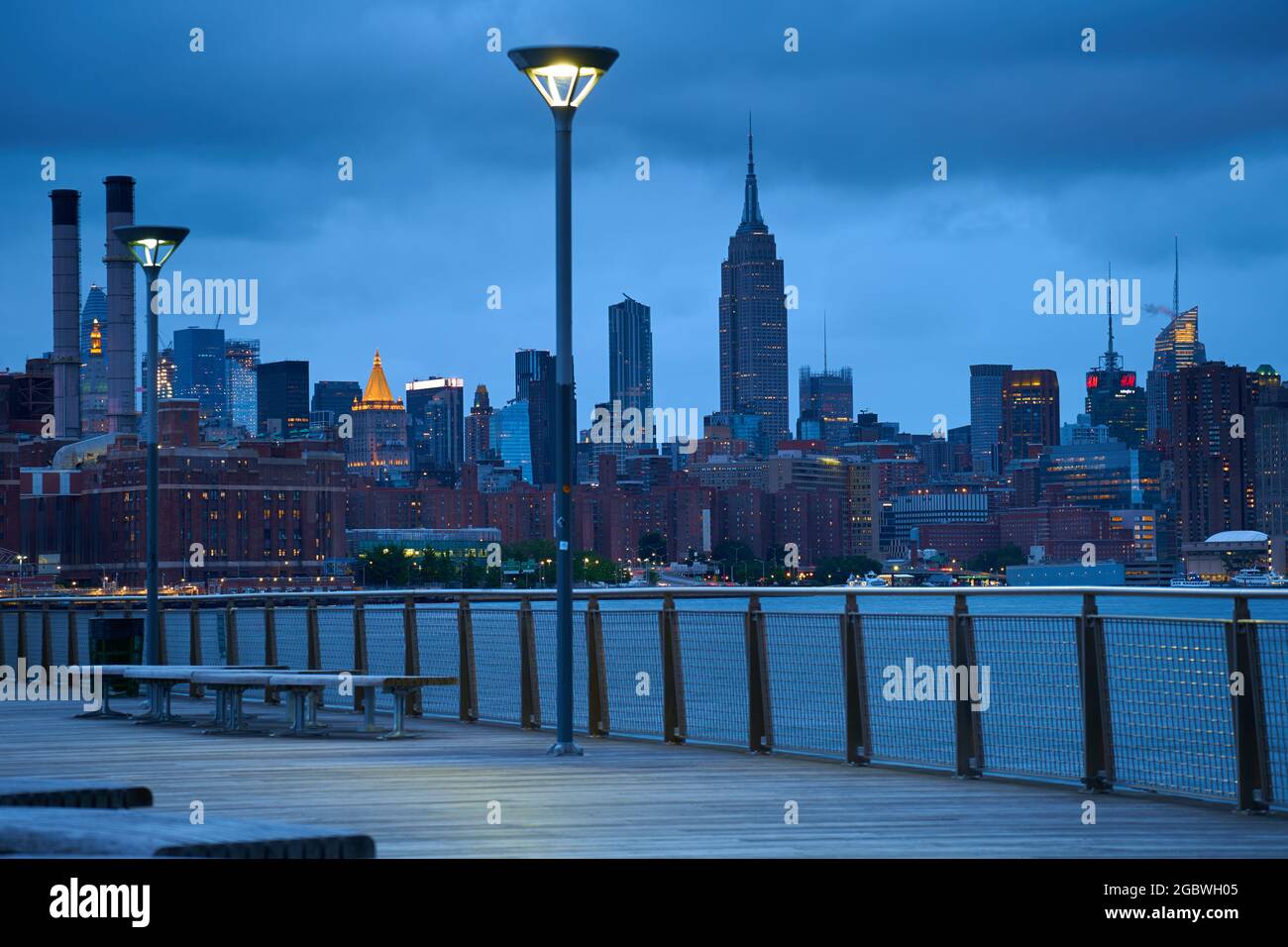 Horizon de Manhattan la nuit depuis la jetée de North 5th Street Banque D'Images