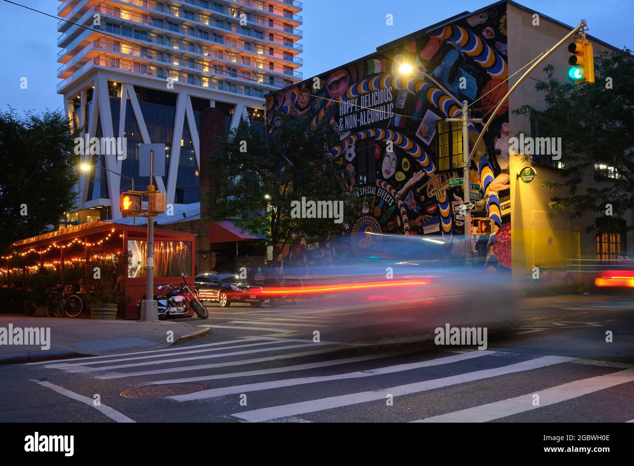 Brooklyn Brewery bâtiment avec une fresque lumineuse la nuit à Williamsburg Banque D'Images