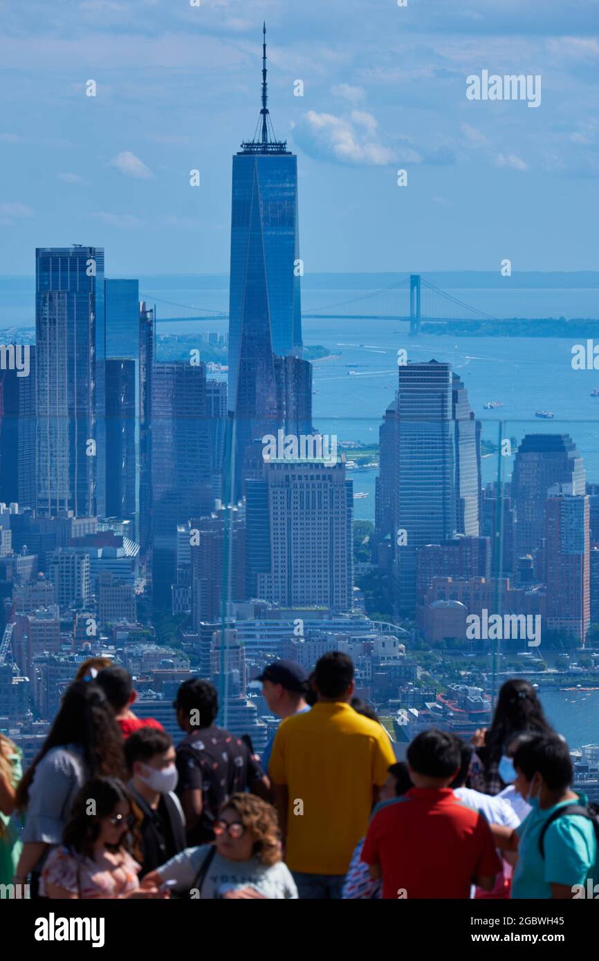 Tour de la liberté, Lower Manhattan et pont de Verrazzano vue depuis le gratte-ciel, New York City Banque D'Images