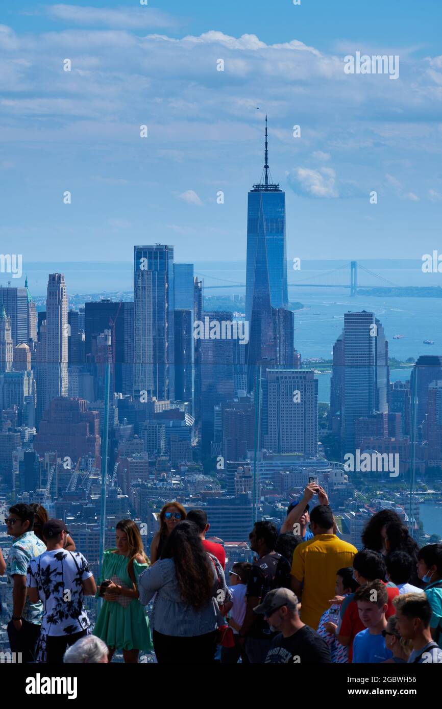 Vue sur Lower Manhattan et la tour Freedom depuis la terrasse d'observation, New York Banque D'Images