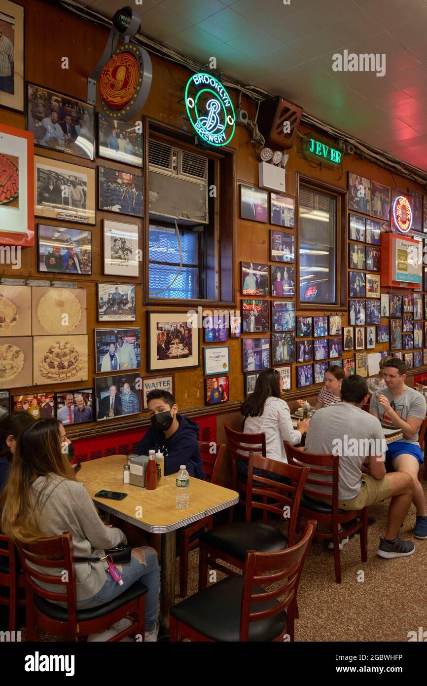 Photos de clients célèbres sur les murs du café Delicatessen de Katz, Manhattan, New York Banque D'Images