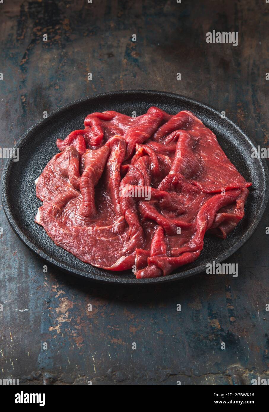 Filet de bœuf aux herbes et aux épices sur une assiette en fonte Banque D'Images