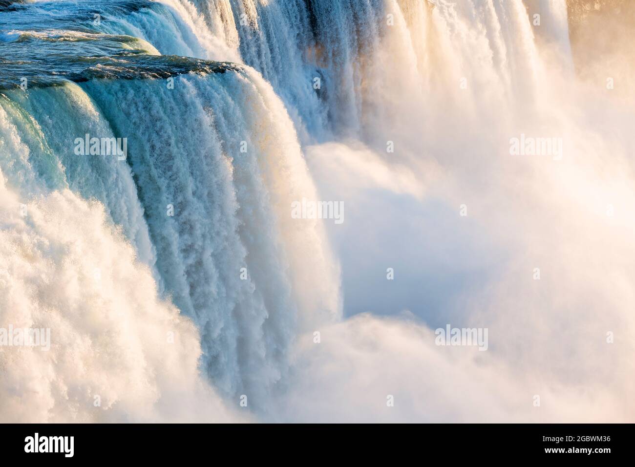 USA, New York, New York State Park, Niagara Falls, gros plan des chutes américaines montrant le grand volume d'eau en cascade sur le bord du gouffre Banque D'Images