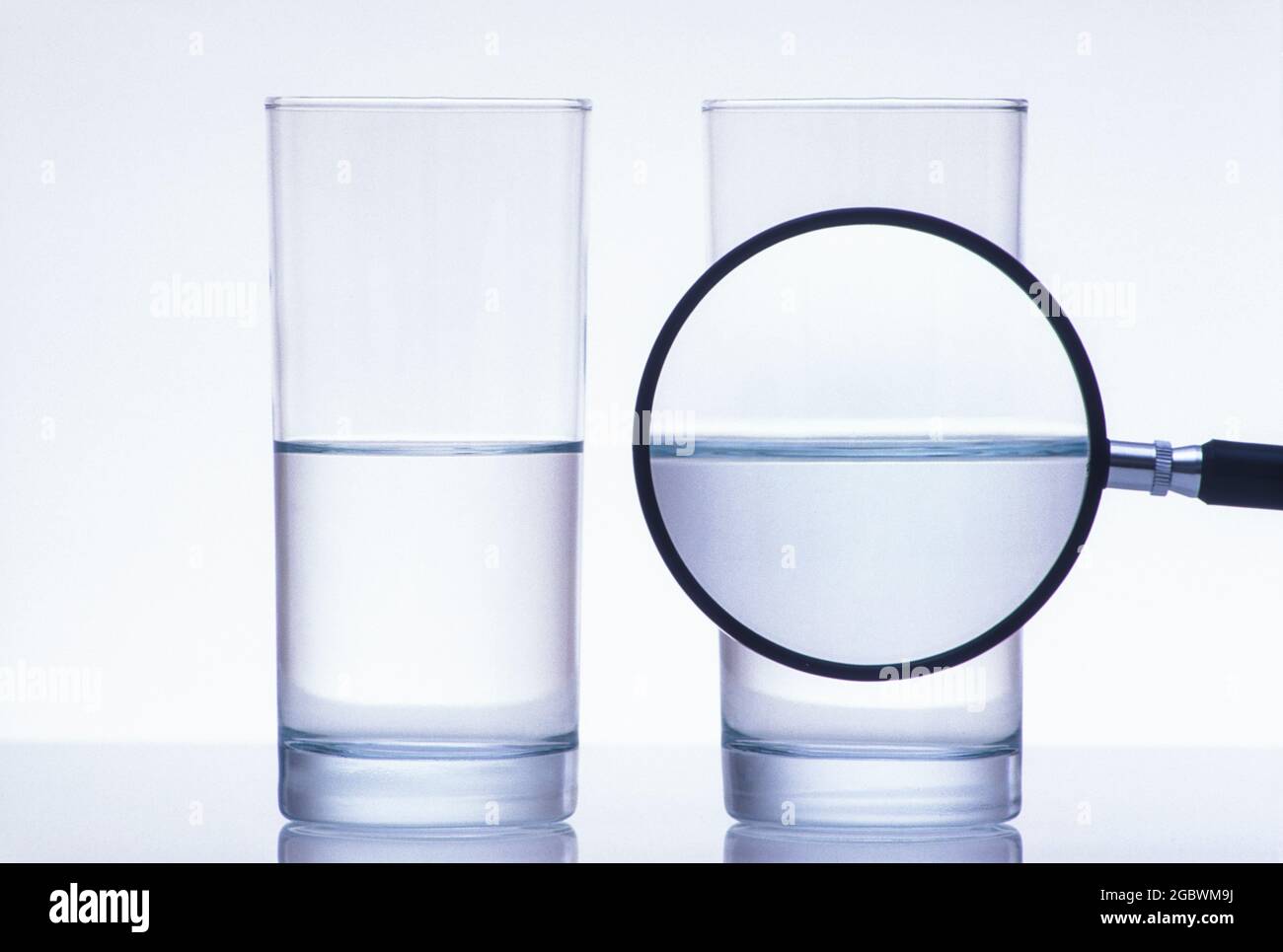 agrandir le verre sur un verre d'eau à moitié plein à côté d'un autre verre d'eau à moitié plein Banque D'Images