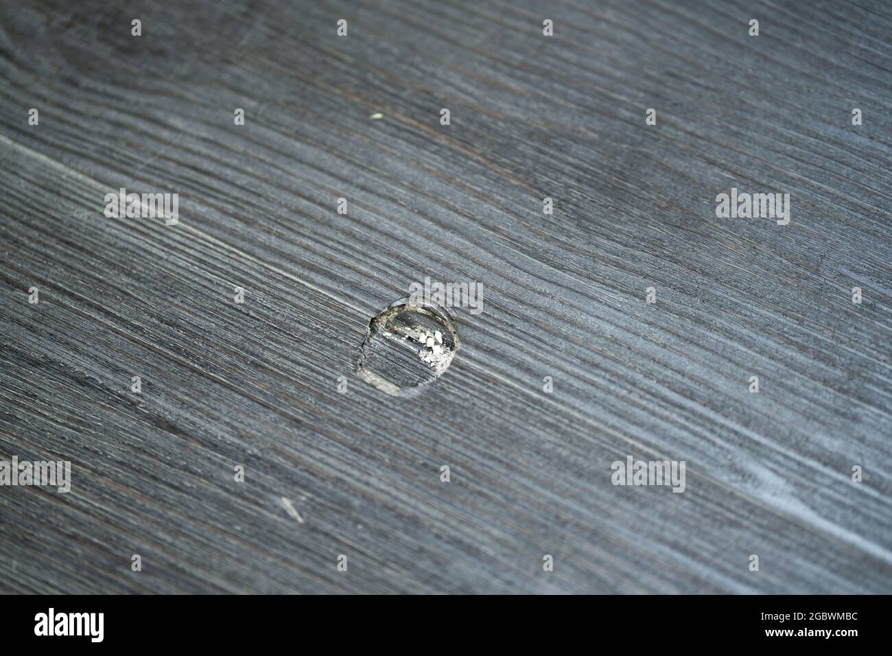 Plancher en bois endommagé. Rayures stratifiées. Plancher en vinyle brisé Banque D'Images