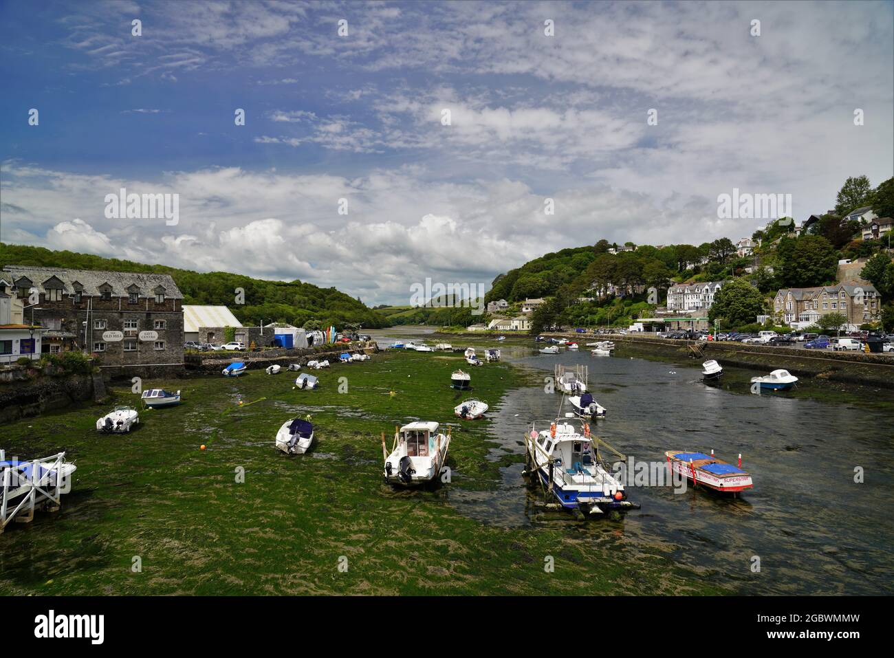 UNE JOLIE VUE SUR LA RIVIÈRE ET LE BARBOUR DE LOOE DANS LES CORNOUAILLES AU SOLEIL Banque D'Images