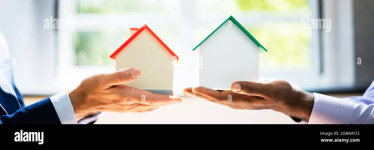 Afro-américain échange de maison de main et assurance de propriété Banque D'Images