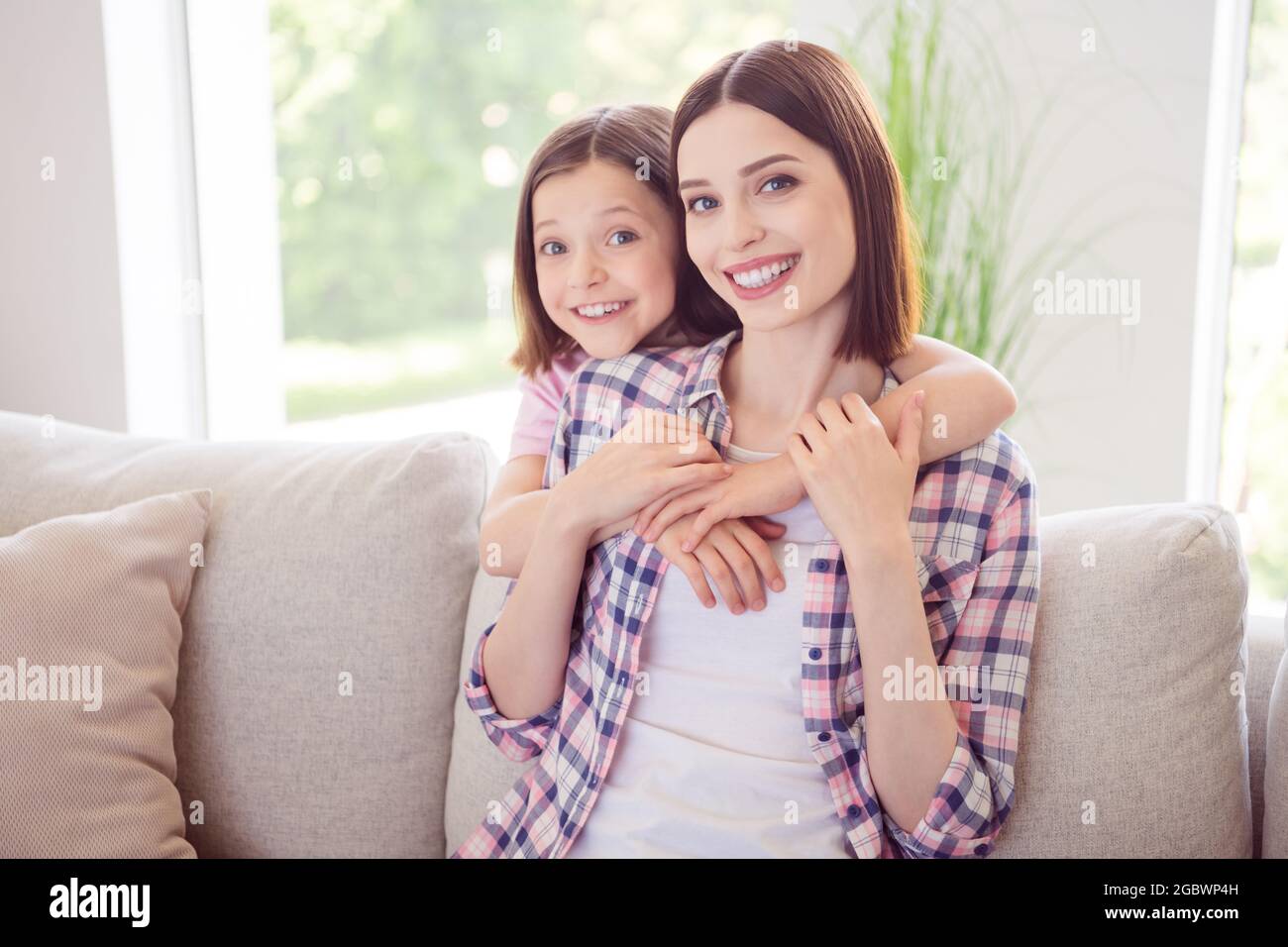 Portrait De Deux Jolies Filles Gaies Et Affectueuses Assises Sur Une