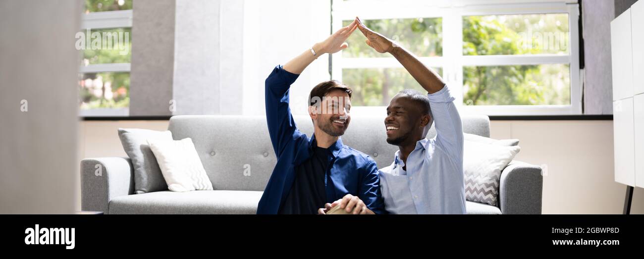 Un couple gay achète une nouvelle maison. Assurance de biens et sécurité Banque D'Images