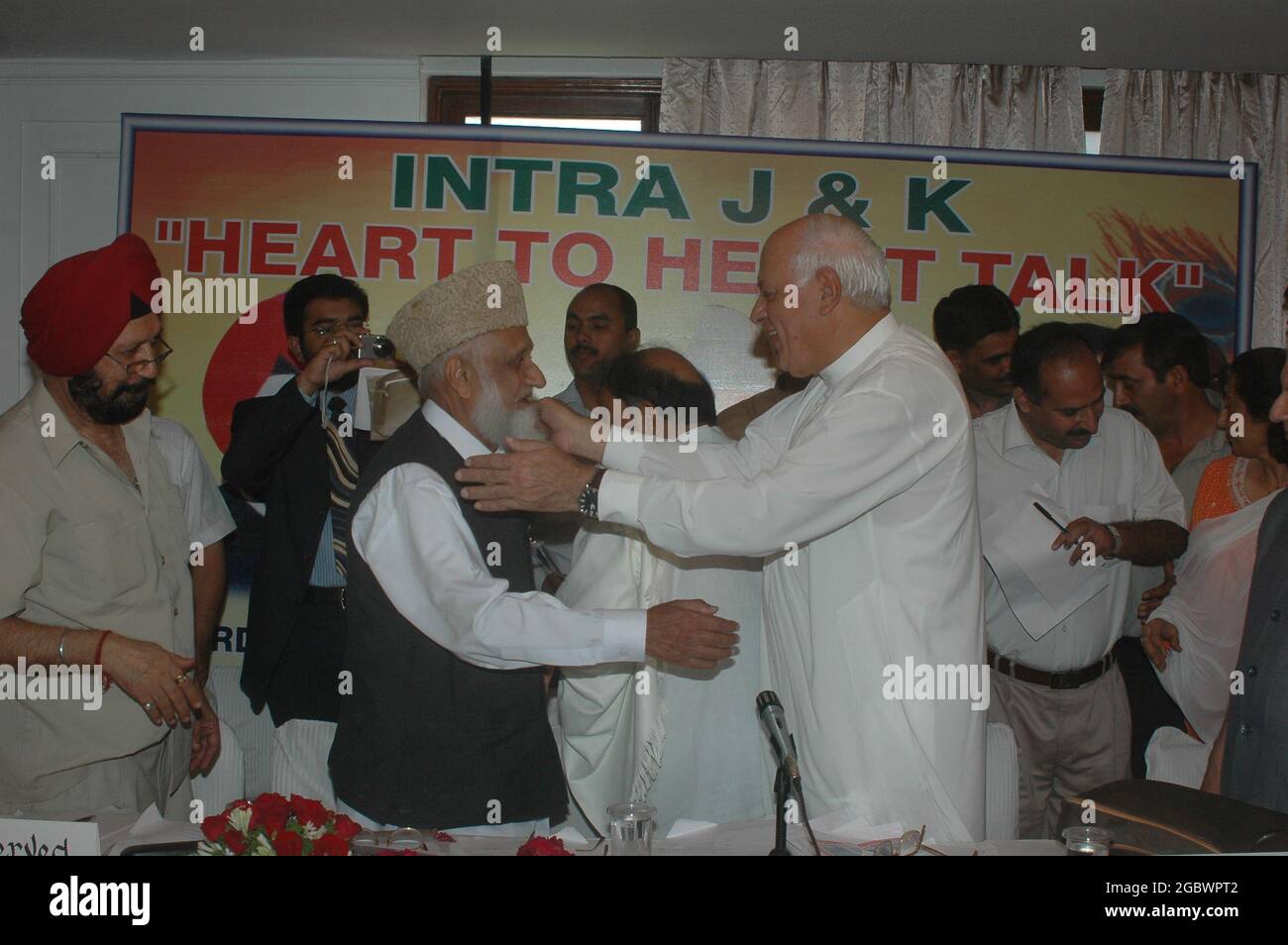 Sardar Abdul Qayyum Khan, ancien Premier ministre du Cachemire occupé du Pakistan, est accueilli par le Premier ministre de Jammu-et-Cachemire Farooq Abdullah à New Banque D'Images