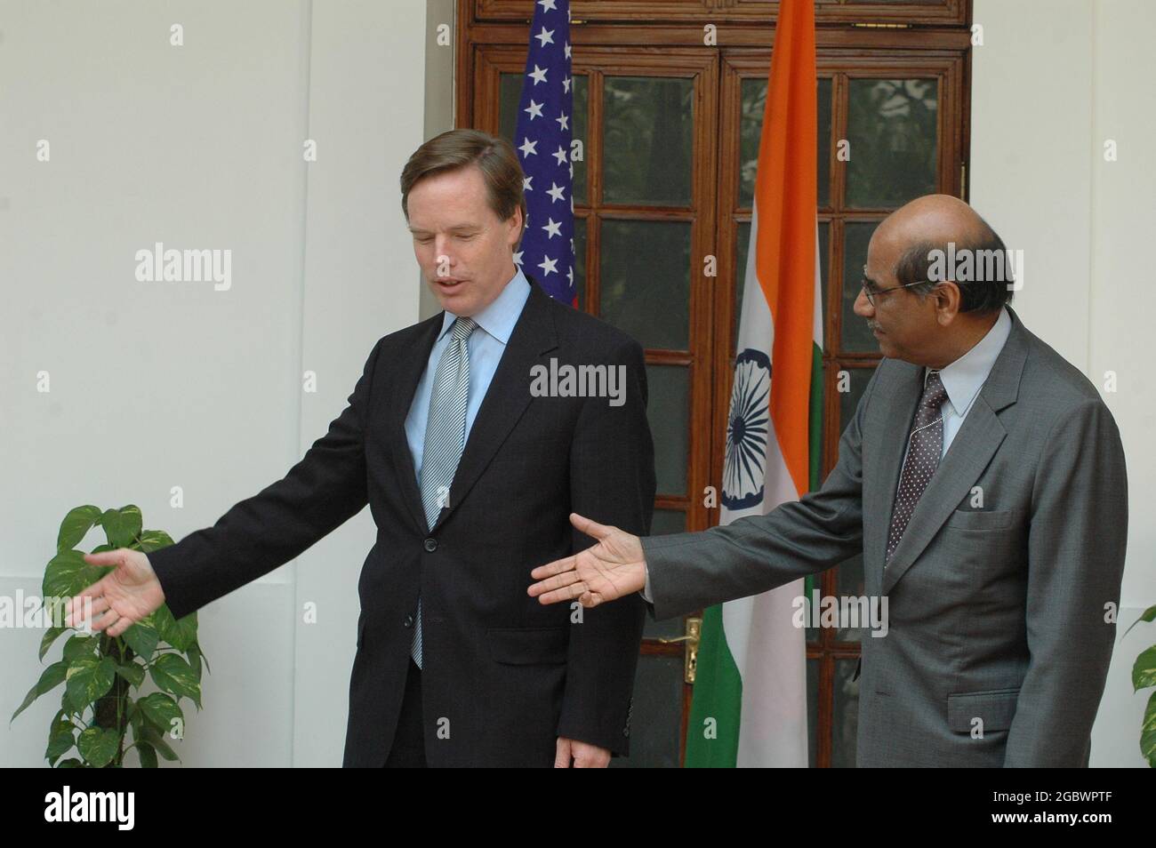 Le Secrétaire indien aux affaires étrangères, Shyam Saran, et le sous-Secrétaire d'État des États-Unis d'Amérique, Nicolas Burns, à New Delhi, en Inde. Photo de Sondeep sh Banque D'Images