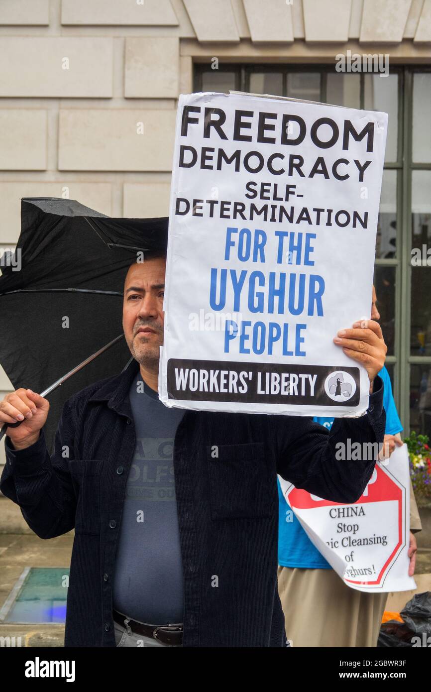 Londres, Royaume-Uni 5th août 2021.Arrêtez la manifestation Uyghur Genocide devant l'ambassade chinoise.Protester contre les violations des droits de l'homme commises par la République populaire de Chine. Banque D'Images