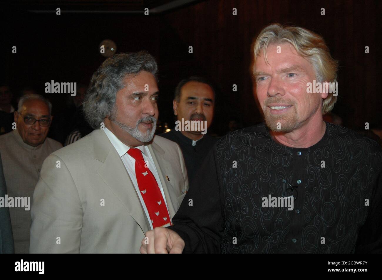 Sir Richard Branson Magnate d'affaires anglais, investisseur, et auteur vu avec l'homme d'affaires indien Vijay Mallaya, propriétaire de Kingfisher Airlenes. Branson f Banque D'Images