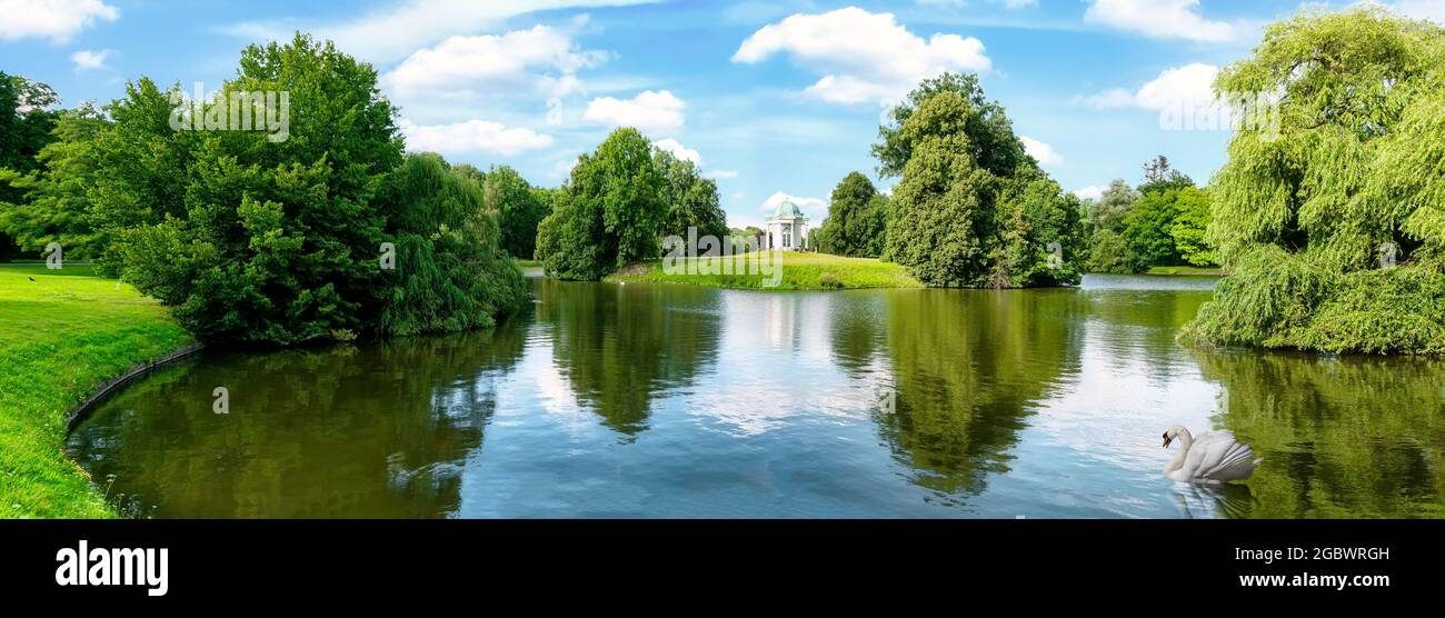 Kassel, parc Karlsaue - Swan Island . Temple bombé et cygne dans le lac Banque D'Images