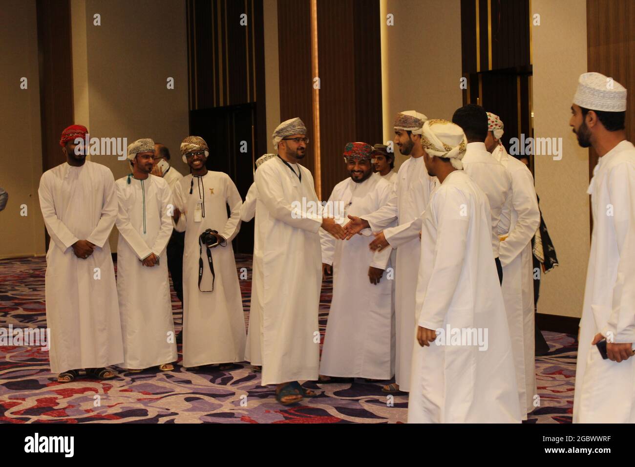 Omanis célèbre la journée nationale et se souhaite une fête dans la salle de réception muscat des suites fraser Banque D'Images