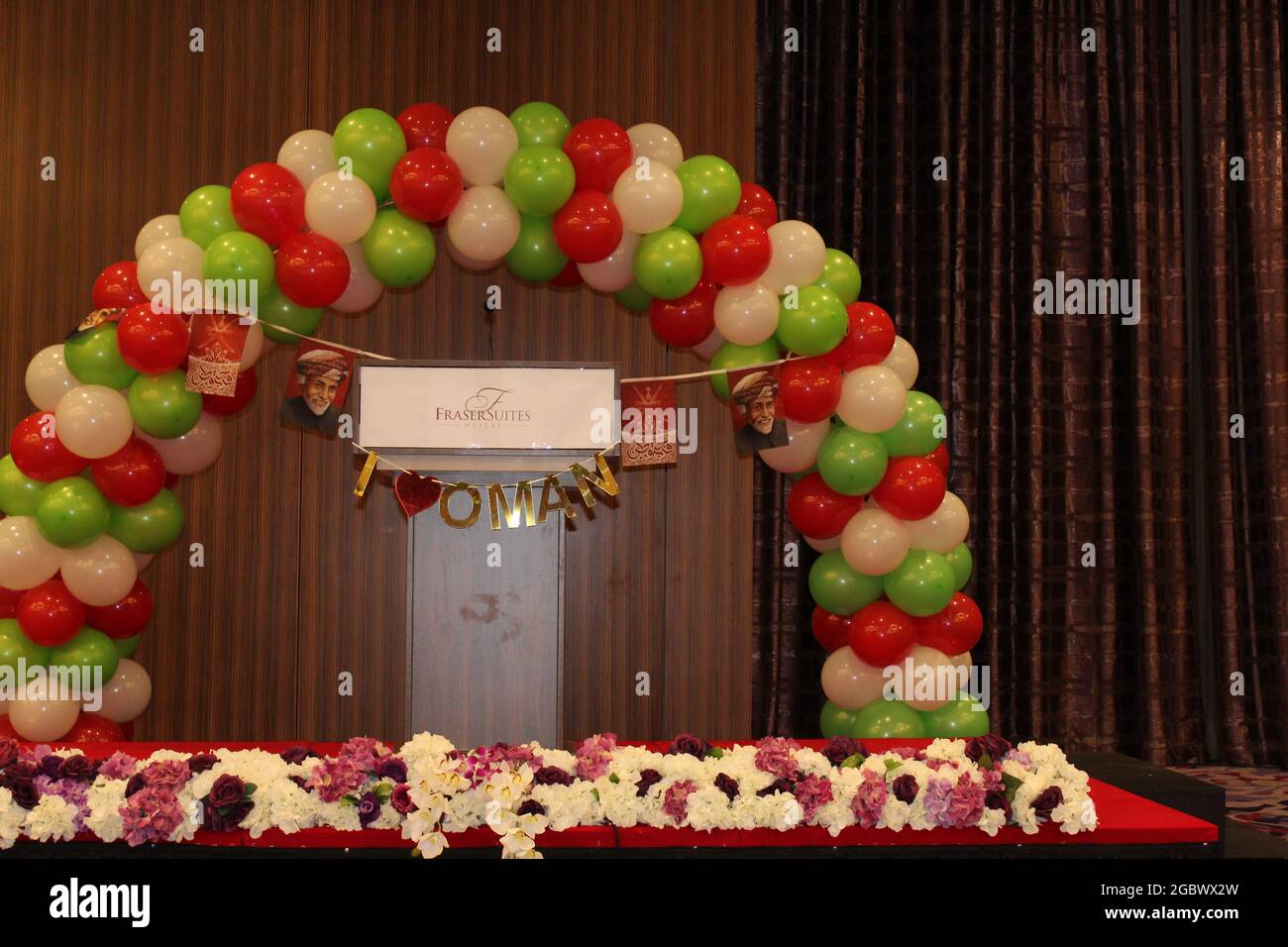 La scène est prête pour célébrer la Journée nationale en oman avec des ballons colorés dans les suites fraser Banque D'Images