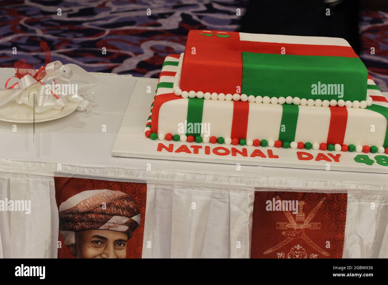 Le gâteau de la fête nationale est prêt avec la photo d'Oman King à couper dans une salle de réception Fraser Suites pour la célébration Banque D'Images