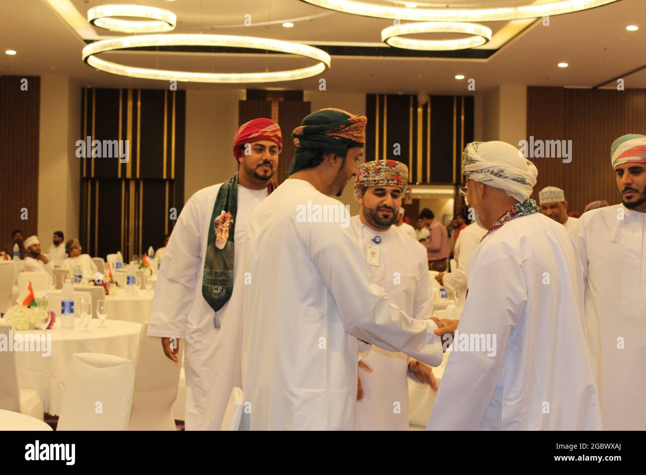 Omanis célèbre la journée nationale et se souhaite une fête dans la salle de réception muscat des suites fraser Banque D'Images