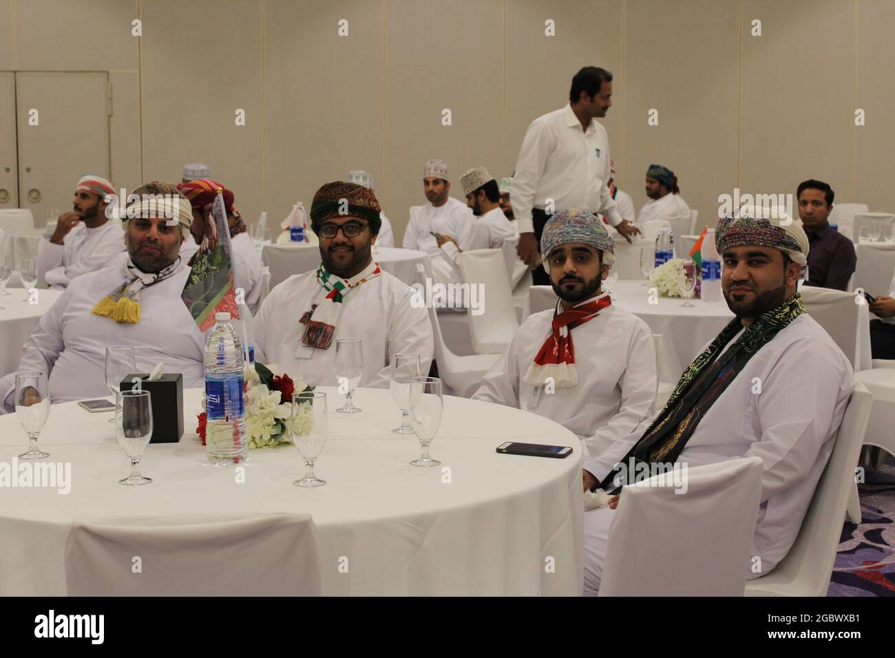 Les citoyens omanais ou les employés sont assis à la table circulaire et célèbrent la journée nationale de l'oman à l'hôtel fraser suites muscat Banque D'Images
