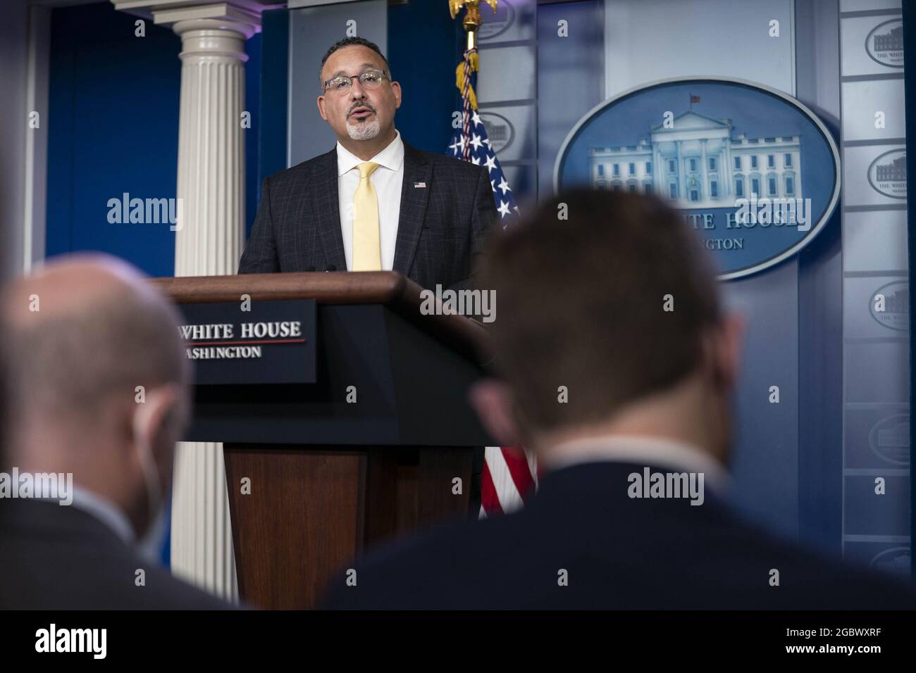 Washington, États-Unis. 05 août 2021. Le secrétaire à l'éducation, M. Miguel Cardona, prononce une allocution devant le secrétaire de presse de la Maison-Blanche, Jen Psaki, s'adresse aux journalistes à la Maison-Blanche à Washington, DC, le jeudi 5 août 2021. Le secrétaire Psaki a parlé de . Photo de Sarah Silbiger/UPI crédit: UPI/Alay Live News Banque D'Images