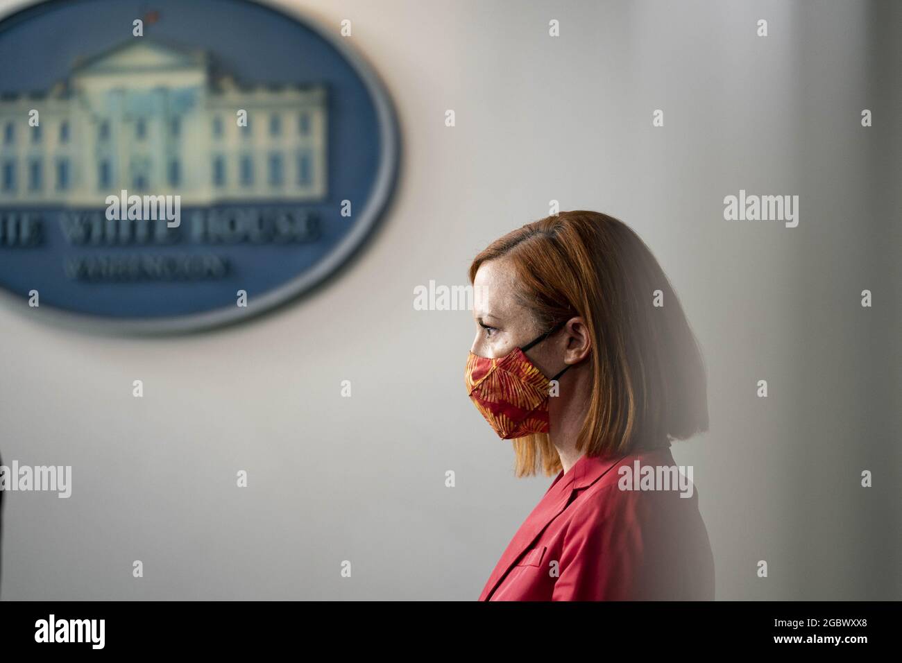 Washington, États-Unis. 05 août 2021. Le secrétaire de presse de la Maison-Blanche, Jen Psaki, écoute en tant que secrétaire à l'éducation, le Dr Miguel Cardona, avant un exposé avec des journalistes à la Maison-Blanche à Washington, DC, le jeudi 5 août 2021. Le secrétaire Psaki a parlé de . Photo de Sarah Silbiger/UPI crédit: UPI/Alay Live News Banque D'Images