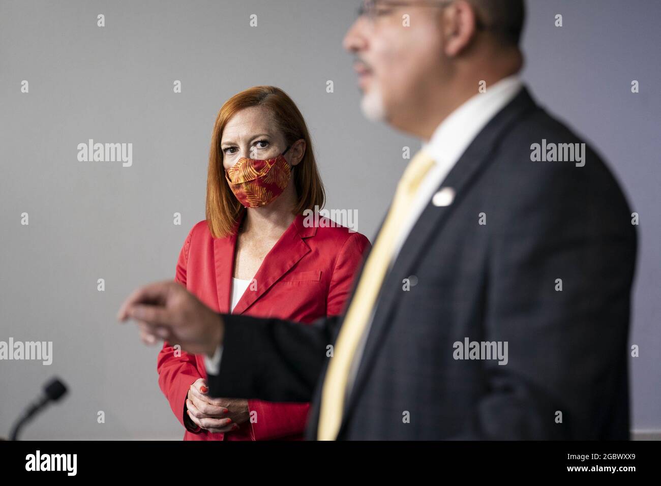 Washington, États-Unis. 05 août 2021. Le secrétaire de presse de la Maison-Blanche, Jen Psaki, écoute en tant que secrétaire à l'éducation, le Dr Miguel Cardona, avant un exposé avec des journalistes à la Maison-Blanche à Washington, DC, le jeudi 5 août 2021. Le secrétaire Psaki a parlé de . Photo de Sarah Silbiger/UPI crédit: UPI/Alay Live News Banque D'Images