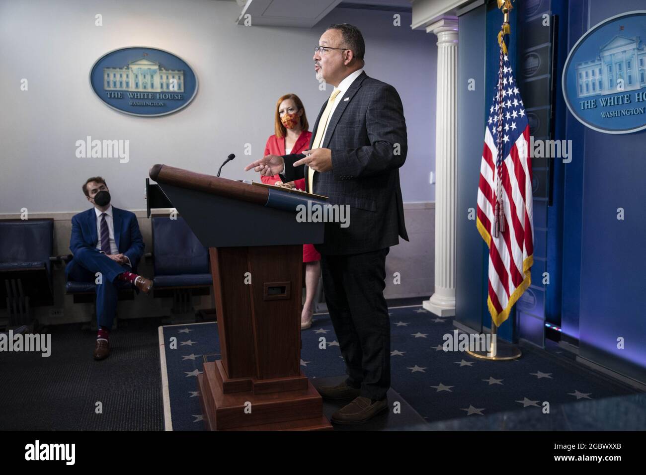 Washington, États-Unis. 05 août 2021. Le secrétaire à l'éducation, M. Miguel Cardona, prononce une allocution devant le secrétaire de presse de la Maison-Blanche, Jen Psaki, s'adresse aux journalistes à la Maison-Blanche à Washington, DC, le jeudi 5 août 2021. Le secrétaire Psaki a parlé de . Photo de Sarah Silbiger/UPI crédit: UPI/Alay Live News Banque D'Images