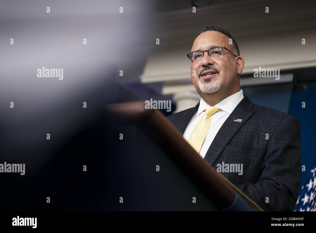 Washington, États-Unis. 05 août 2021. Le secrétaire à l'éducation, M. Miguel Cardona, prononce une allocution devant le secrétaire de presse de la Maison-Blanche, Jen Psaki, s'adresse aux journalistes à la Maison-Blanche à Washington, DC, le jeudi 5 août 2021. Le secrétaire Psaki a parlé de . Photo de Sarah Silbiger/UPI crédit: UPI/Alay Live News Banque D'Images