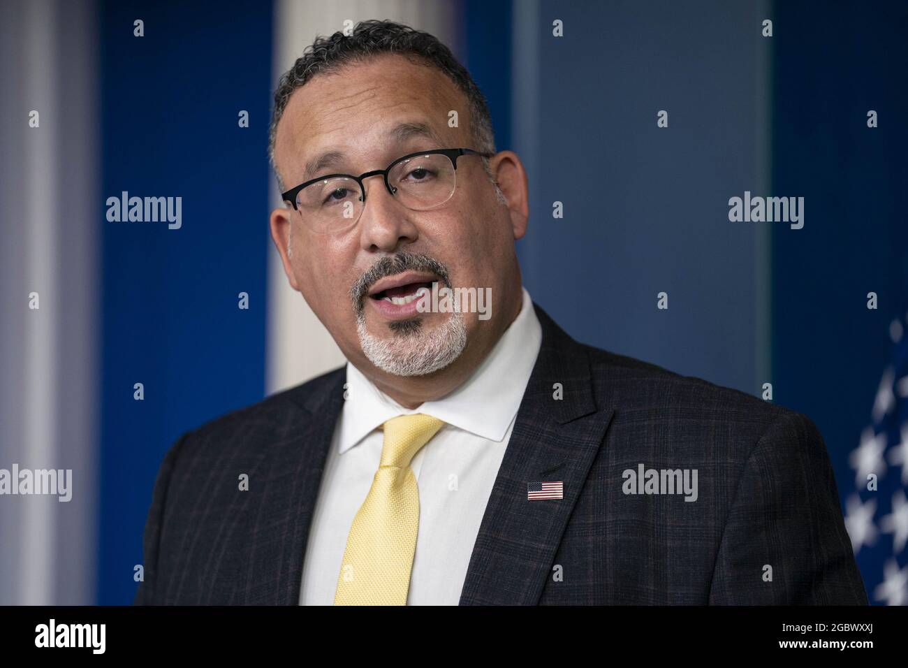 Washington, États-Unis. 05 août 2021. Le secrétaire à l'éducation, M. Miguel Cardona, prononce une allocution devant le secrétaire de presse de la Maison-Blanche, Jen Psaki, s'adresse aux journalistes à la Maison-Blanche à Washington, DC, le jeudi 5 août 2021. Le secrétaire Psaki a parlé de . Photo de Sarah Silbiger/UPI crédit: UPI/Alay Live News Banque D'Images