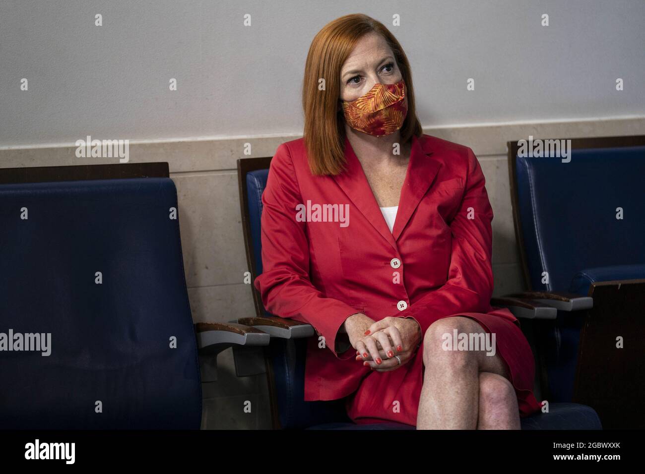 Washington, États-Unis. 05 août 2021. Le secrétaire de presse de la Maison-Blanche, Jen Psaki, écoute en tant que secrétaire à l'éducation, le Dr Miguel Cardona, avant un exposé avec des journalistes à la Maison-Blanche à Washington, DC, le jeudi 5 août 2021. Le secrétaire Psaki a parlé de . Photo de Sarah Silbiger/UPI crédit: UPI/Alay Live News Banque D'Images